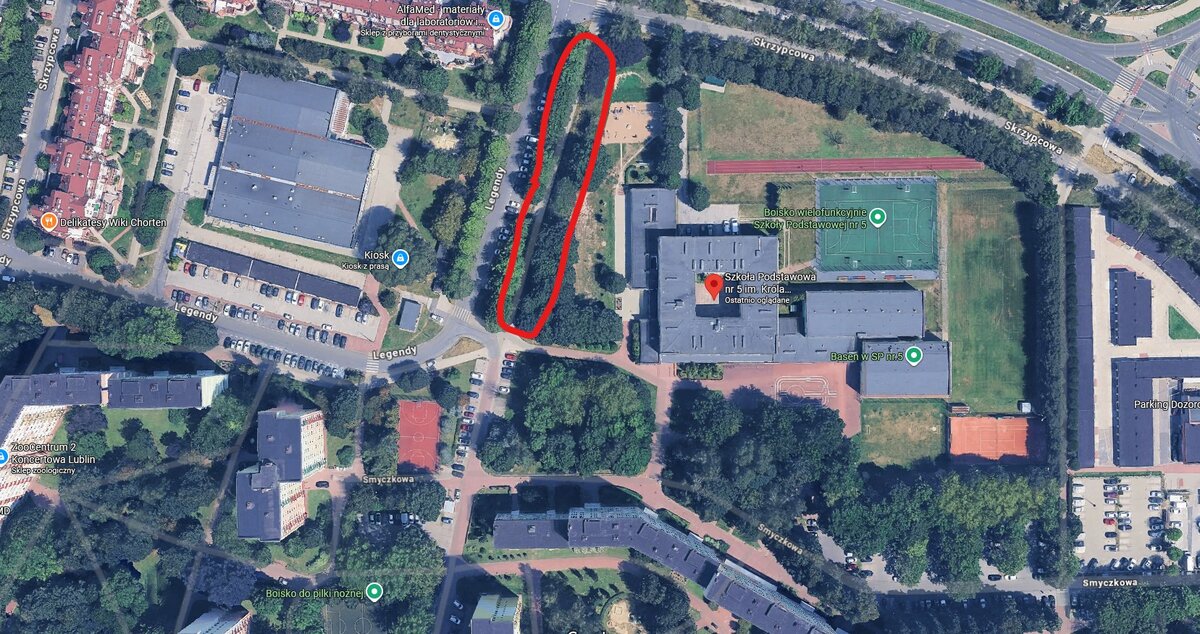 Szkoła Podstawowa nr 5 w Lublinie - jazda samochodami po chodniku. Bezpieczna droga do szkoły?