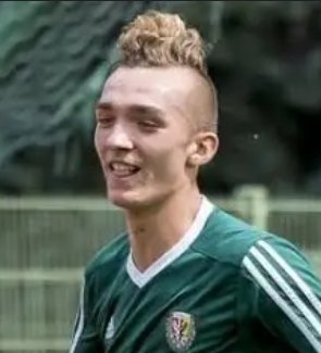 Piłkarz-pirat drogowy sprzedaje swoje "auto do popisów"! Mercedes z nagrania trafia na aukcję